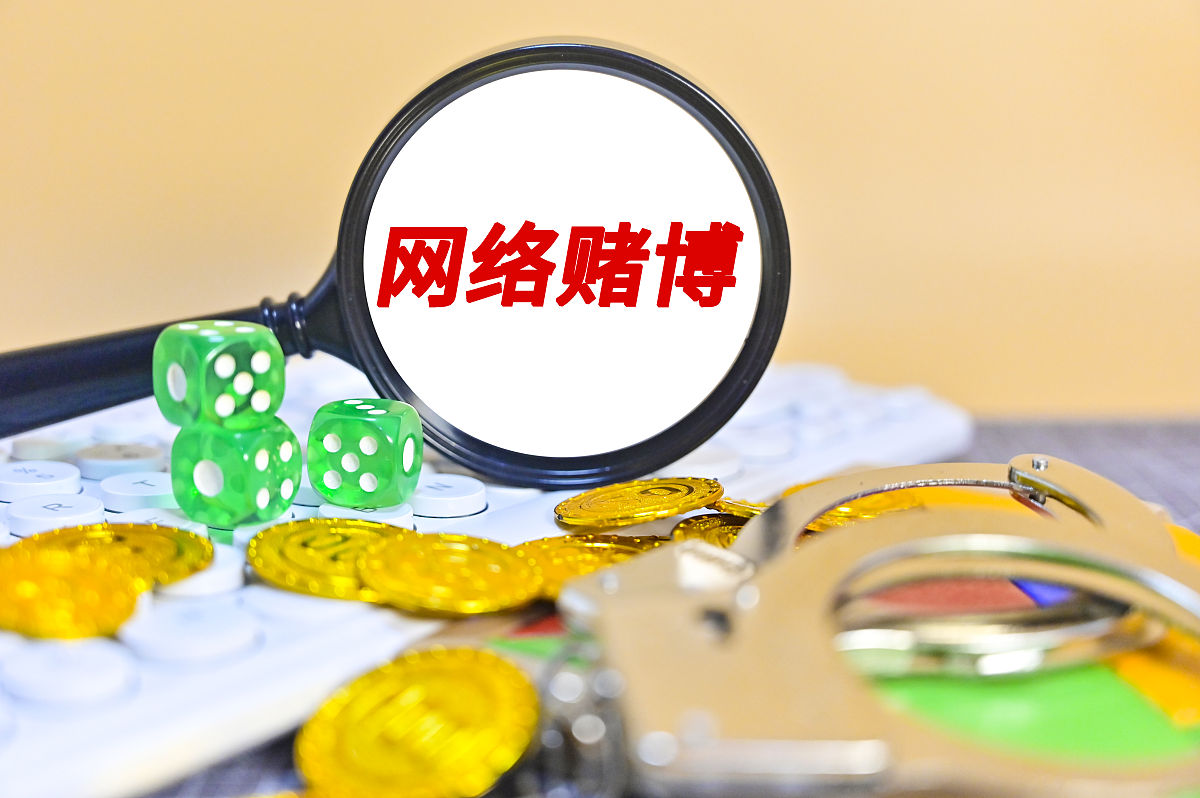 观众打赏是网络主播的主要收入来源之一。粉丝通过对网络主播打赏一方面表达其对网络直播内容的喜爱另一方面期望获得网络主播的更多关注。观众打赏网络主播的主要方式是先通过支付平台购买网络直播平台上的虚拟货币然后再使用虚拟货币购买价值不同的礼物并在直播间送给网络主播网络直播平台会根据与网络主播的分成比例将礼物价值进行折现后分给主播。《2020年中国网络表演直播行业发展报告》显示打赏收入依然是直播平台和网络主