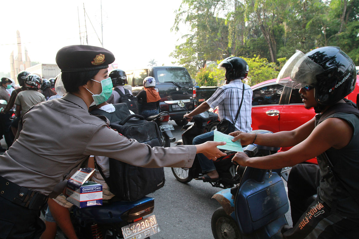 写一个以缅甸诈骗人去缅甸的剧本