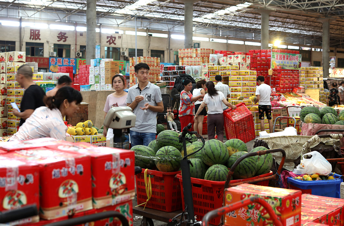 2018年9月16日,浙江金华,市民在义乌农贸城的果品批发市场采购水果.