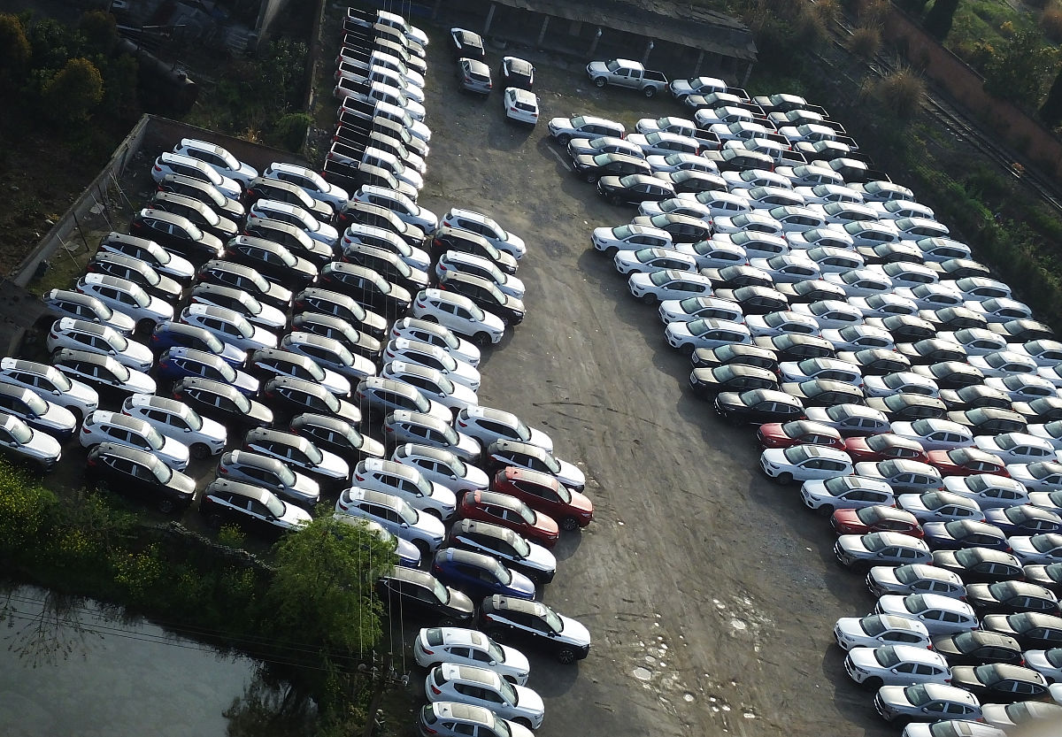 2019年4月1日,湖北宜昌市夷陵区发展大道,4s店采购大量崭新的汽车,停