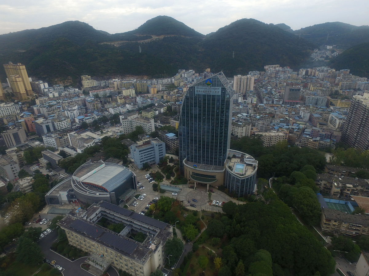 2018年10月30日,无人机拍摄的锦江穿城而过的贵州省铜仁市市貌.