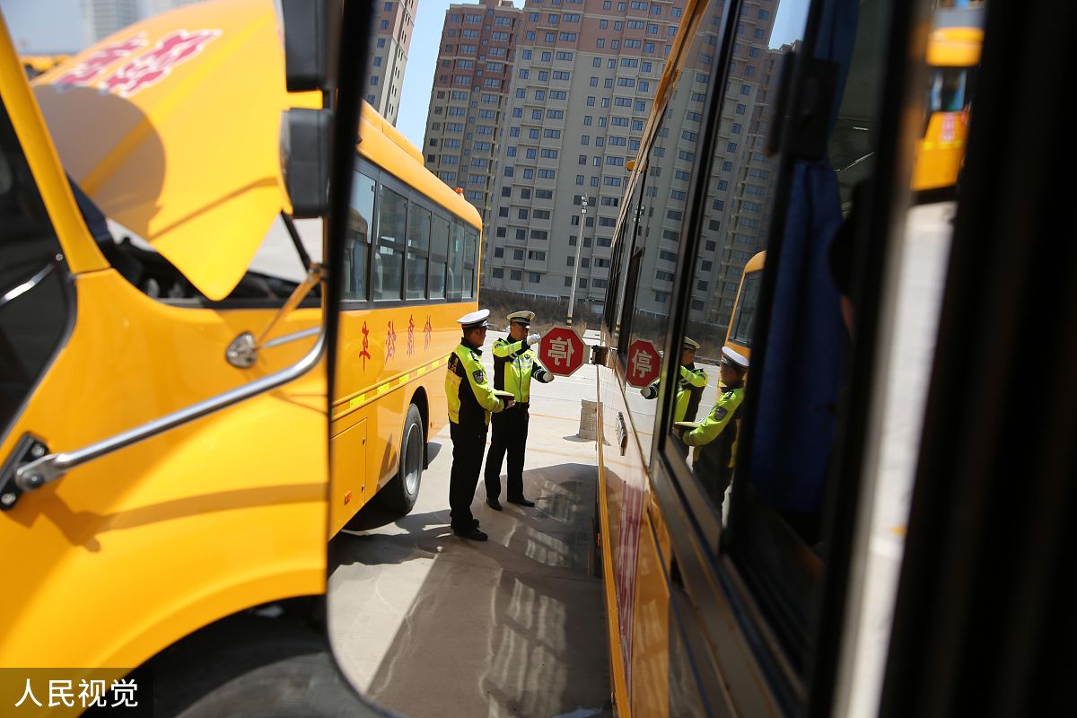 上海冲入河中公交车司机被救出根据这个话题写一篇500字文章并且给出30个字标题