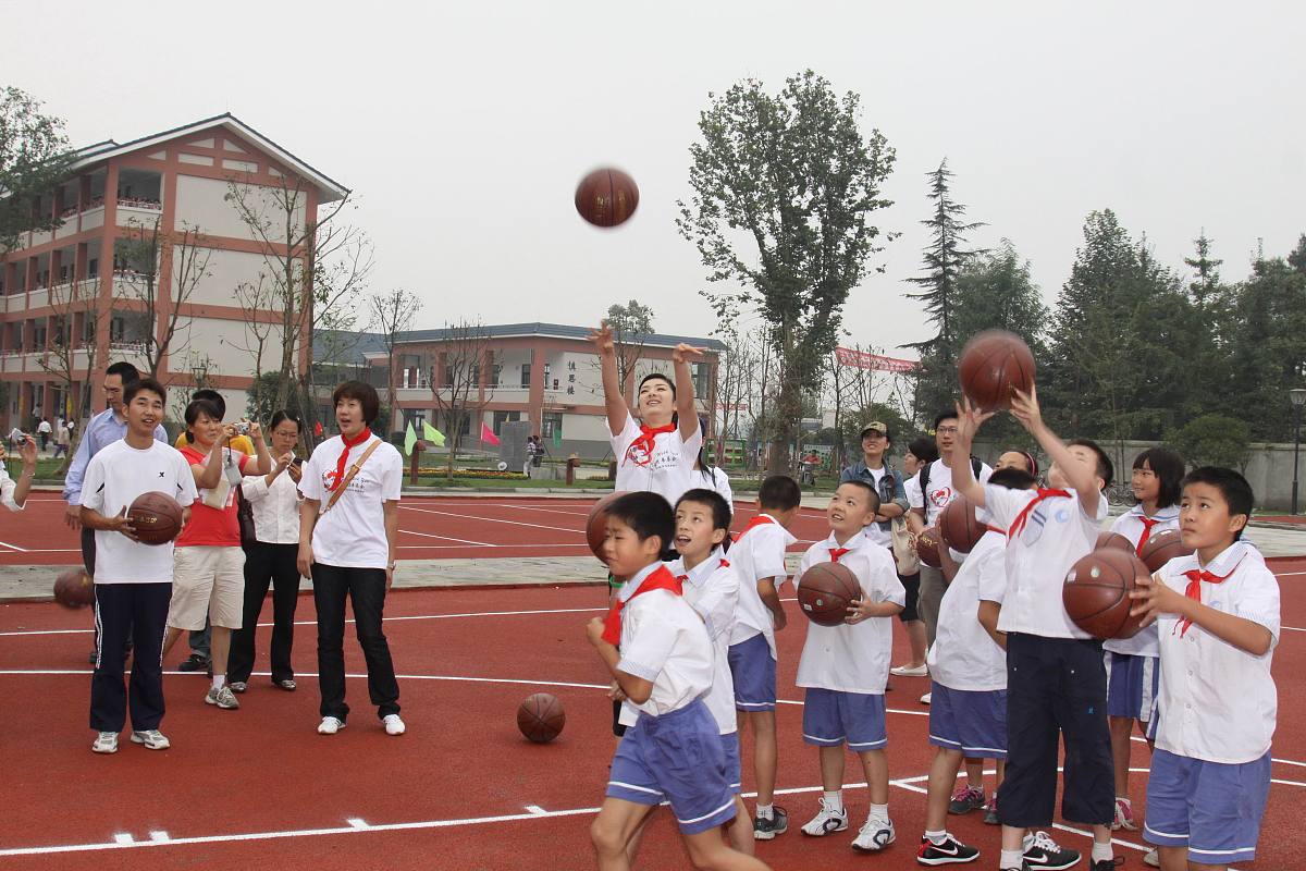 2009年9月3日,都江堰市,黄奕代表"奕动慈善基金"为都江堰市某希望小学