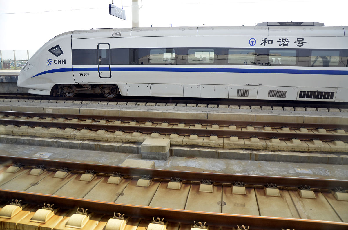 CRH3型动车组车体舒适性设计：运行平稳、温度控制、座椅和吸振减振