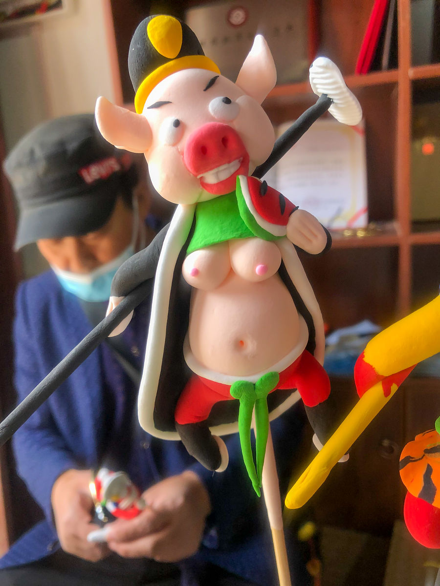 请帮我改写润色以下文字：2008年7月10日里能建工公司与该公司集资职工代表第三人齐勋章签订《偿还职工集资本息协议书》约定将济宁里能建工混凝土有限公司郓城分公司全部资产产权 按评估价值的80折合3184万元整体剥离偿还乙方集资职工 抵付资产包括：机械设备、配套设施、房屋建筑物、土建工程、办公设备等有关资产产权。 2008年7月26日双方签订《资产交接明细表》一份将里能建工公司相关资产转交于齐勋章。