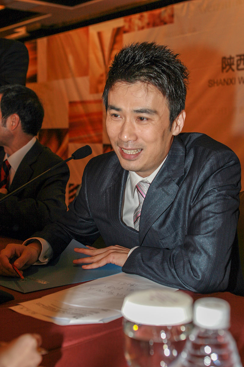 2008年4月22日,四川成都,影视演员柳云龙受邀成为国内知名男装品牌伟