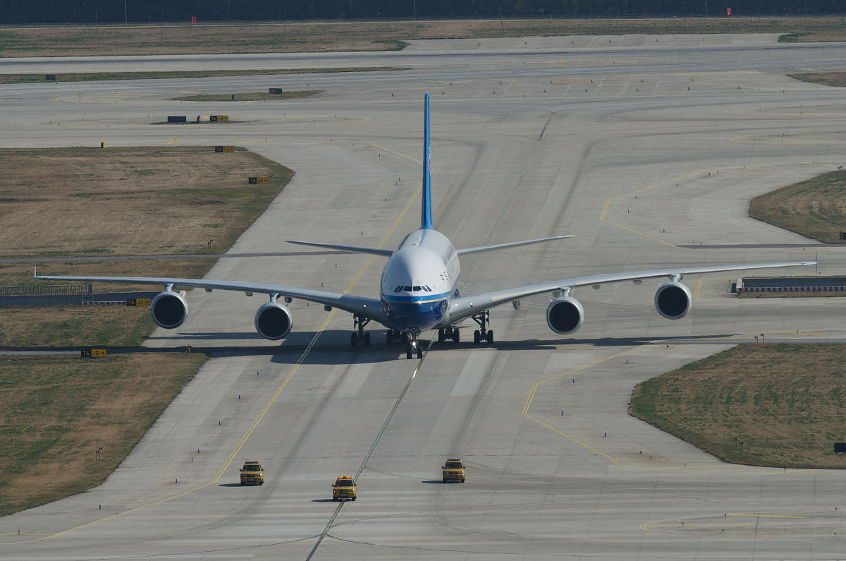 2011年10月15日,南航首架世界最大的客机——空客a380飞抵北京首都国