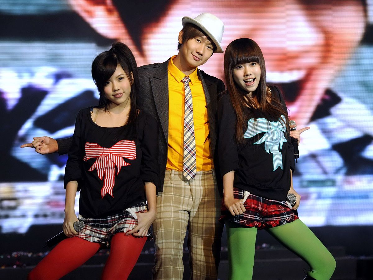 2008年11月25日,北京,林俊杰举行歌迷答谢会.林俊杰与by2+++_+++林俊