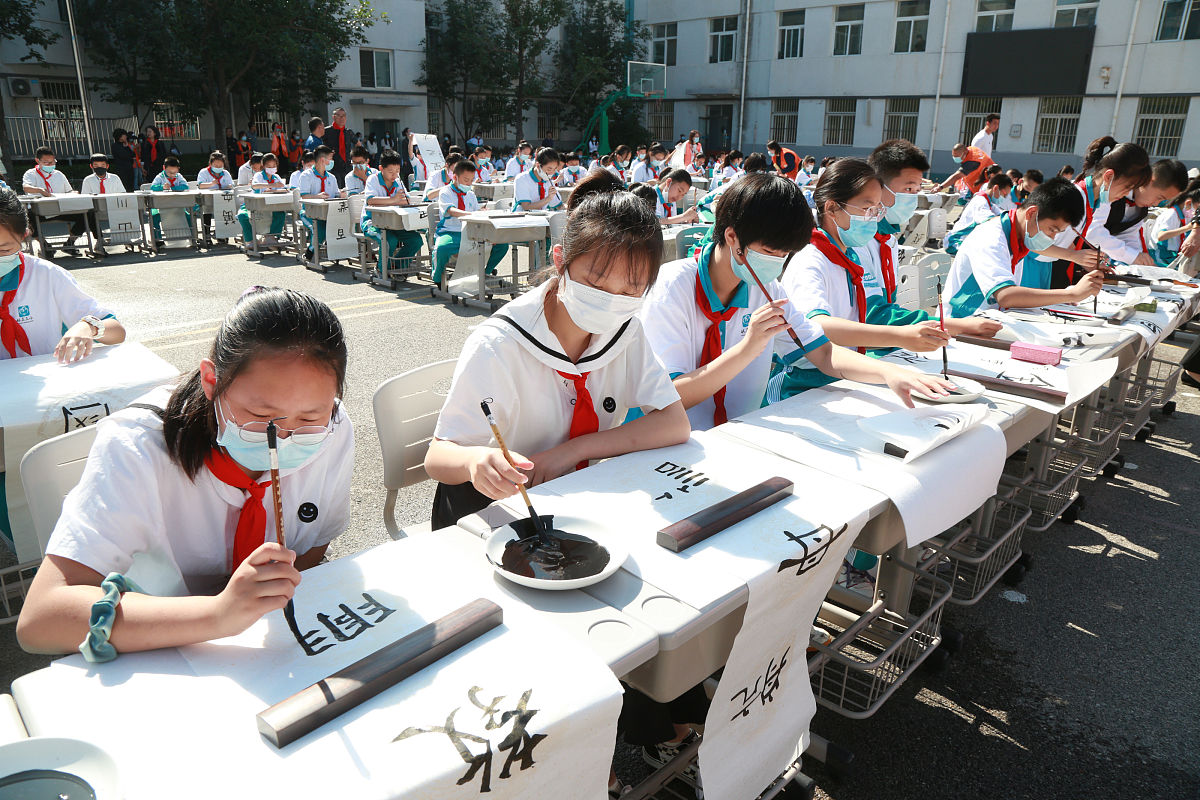 2021年6月1日,北京市怀柔区第三小学开展现场书法活动,共同庆祝六一.