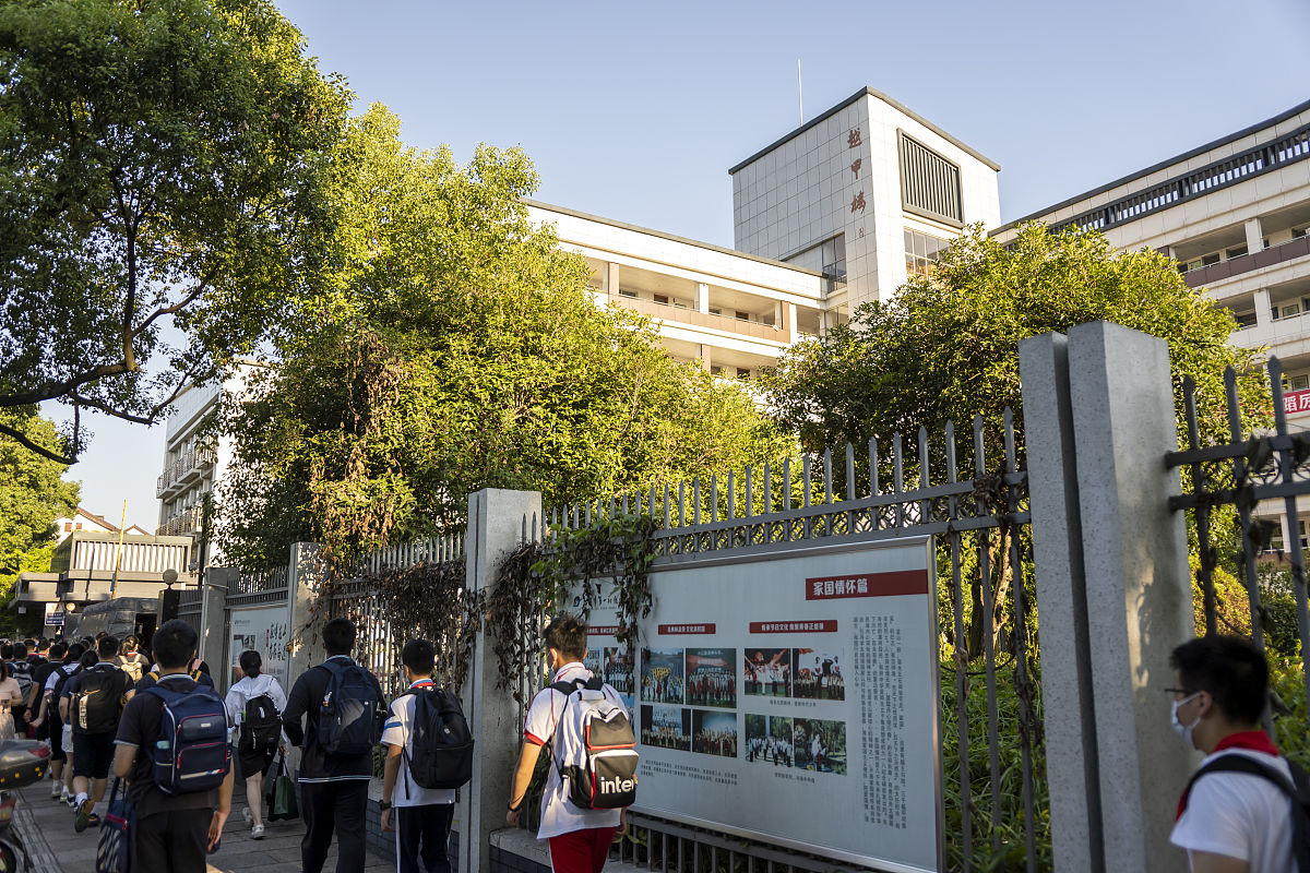 2021年9月1日,浙江绍兴,开学第一天,清晨学生返校报到.