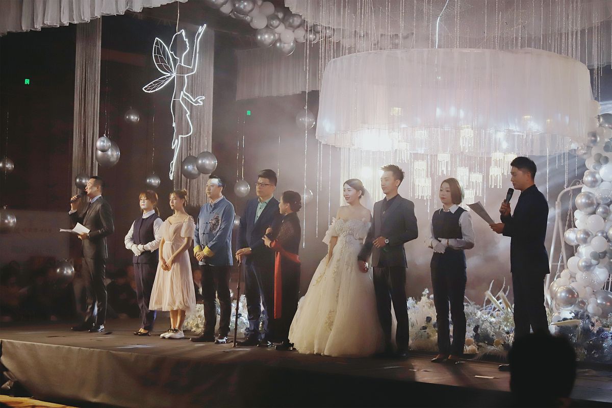 请用简洁准确的中文翻译 She wanted her wedding to be a lavish affair a true piece of theater This was after all a woman who had spent her life creating theater on stages and skating rinks and in magazine pages an