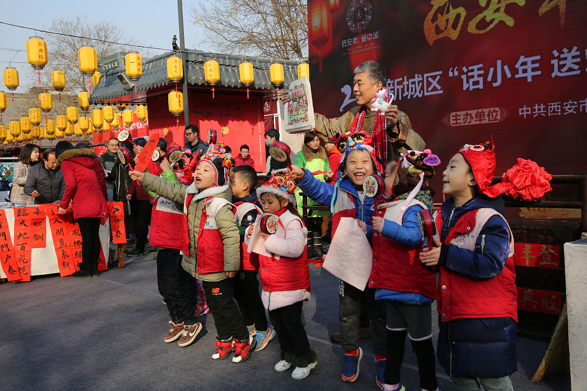汇报的主题是：讲好中国故事塑造中国形象的青年担当作。我需要写一段汇报稿子有关于主题中的我应该讲什么故事要求列举不同方面的例如传统文化符号中国传统文化中国人日常生活等需要具体事例