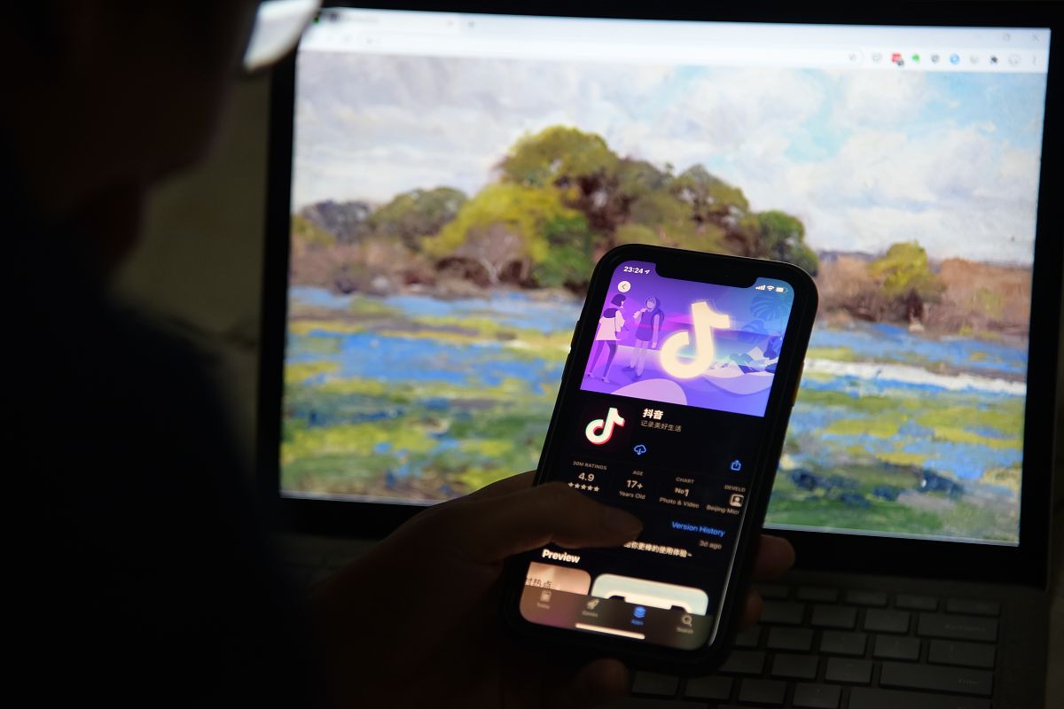 看苹果14promax的屏闪眼睛痛