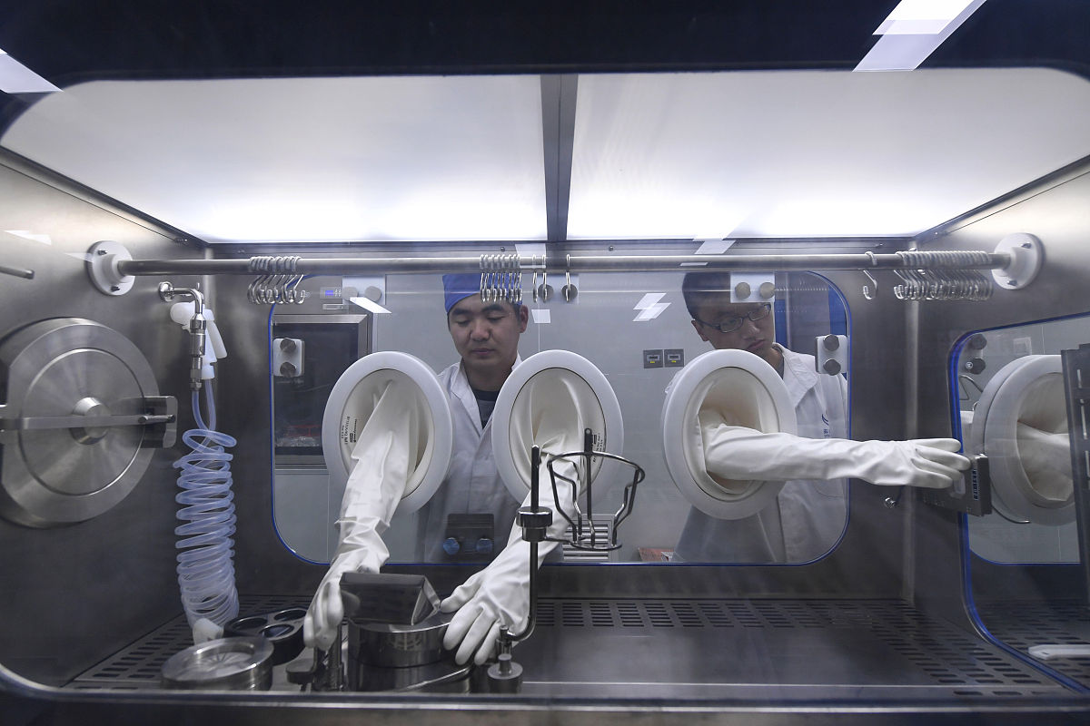 改写下面这段话HFSS 能够快速精确地计算各种射频、微波无源器件的电磁特性得到S参数、传播常数、电磁特性优化器件的性能指标并进行容差分析帮助工程师们快速完成设计并得到各类器件的准确电磁特性包括波导器件、滤波器、耦合器、功率分配合成器、隔离器、腔体和铁氧体器件等。