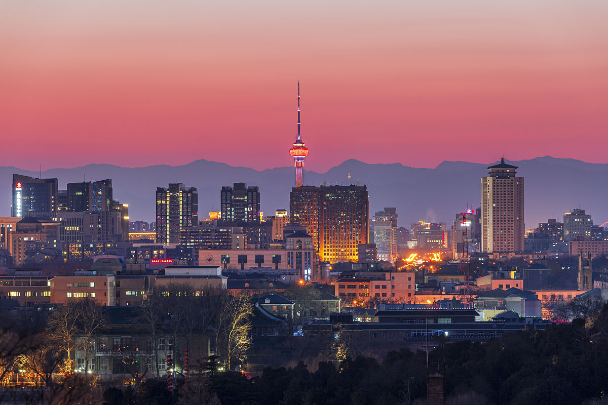 2022年2月2日,北京,春节期间各大建筑和景点都亮起了景观灯,市民站在