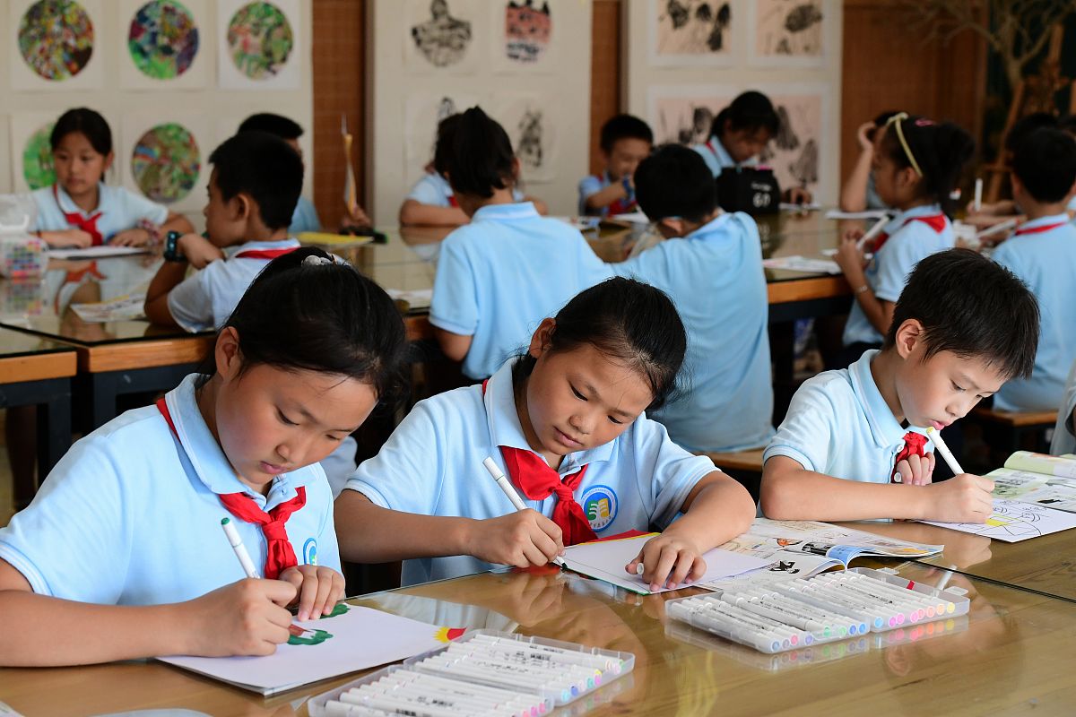 2021年9月15日,浙江金华苏孟小学,学生们正在托管班学习绘画.