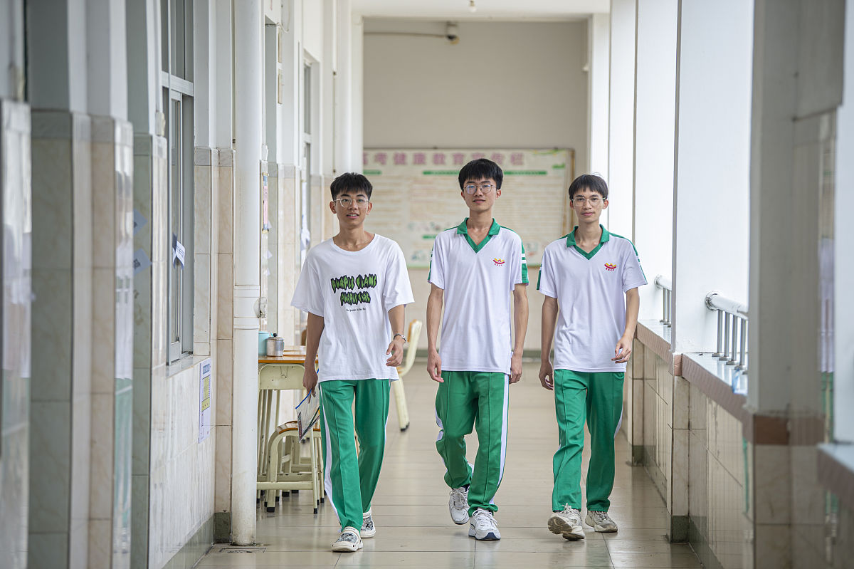 中学同学的重逢：宁致和南初的爱情故事