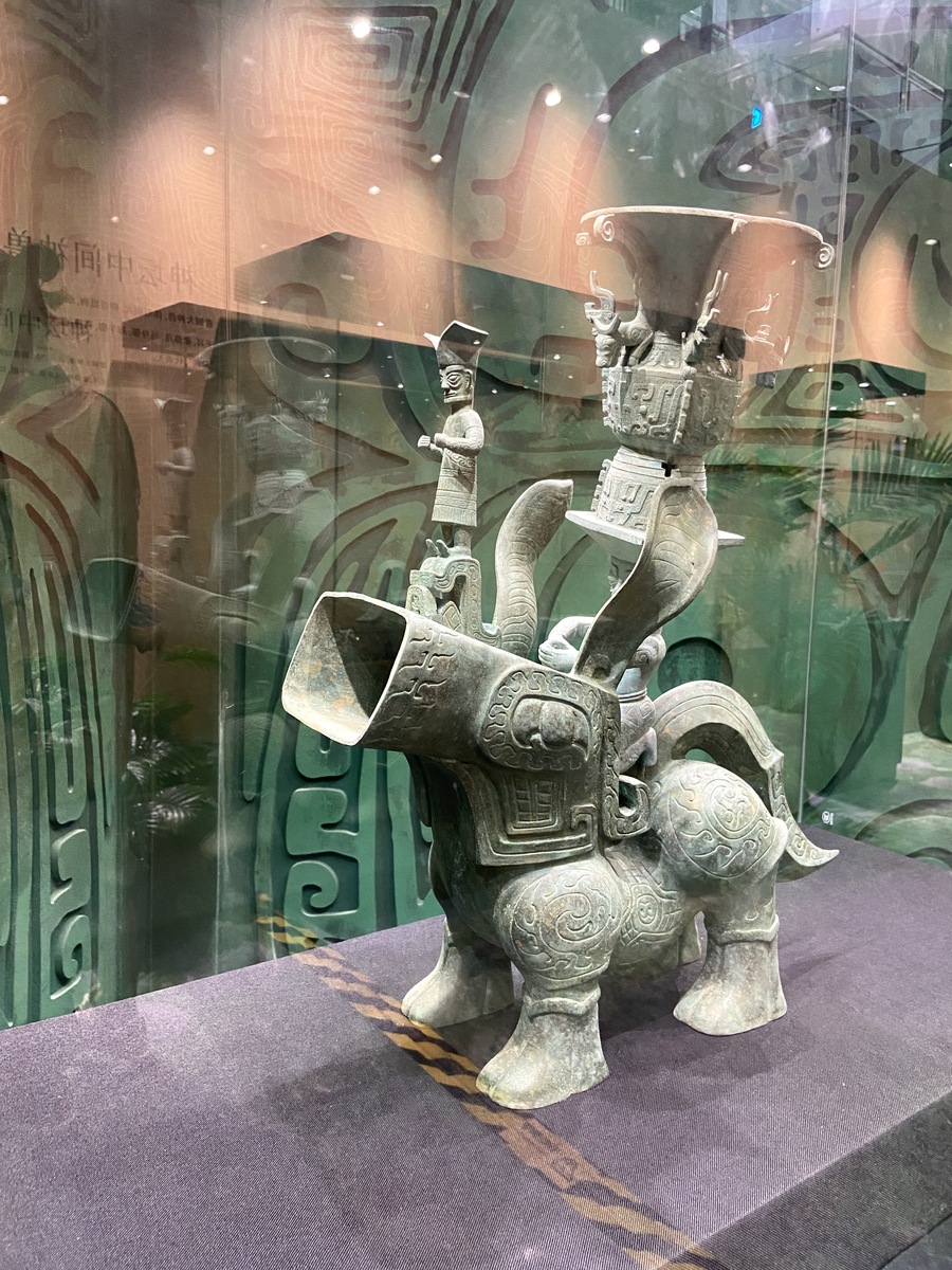你是一个文本编辑器请你以学生的角度撰写三星堆博物馆考察报告字数约3000字考察报告主要围绕以下几个问题展开。1纵观三星堆青铜器试述其图像主题。2在当下视觉传达设计领域图形创意过程中有很多的技法比如夸张、对比、置换、重复等。在三星堆青铜器创作中我们也能看到这些技法的影子请举例说明部分作品可能运用到的技法。3三星堆博物馆和四川博物院文创作品众多表现手法丰富作品生动有趣。请尝试总结相关创作经验为安徽楚文