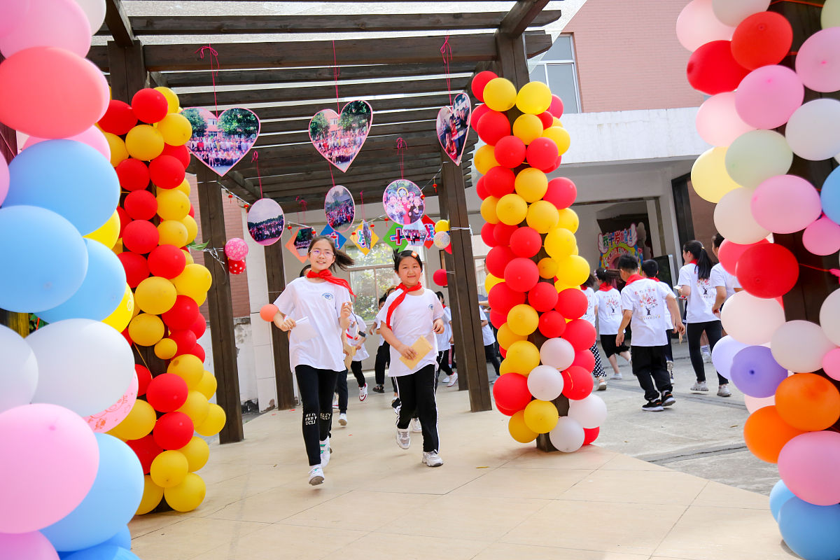 致乘风破浪的你毕业寄语活动场地布置如张贴横幅