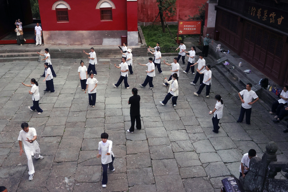 武当山之旅：体验太极，俯瞰奇峰，感受独特魅力！