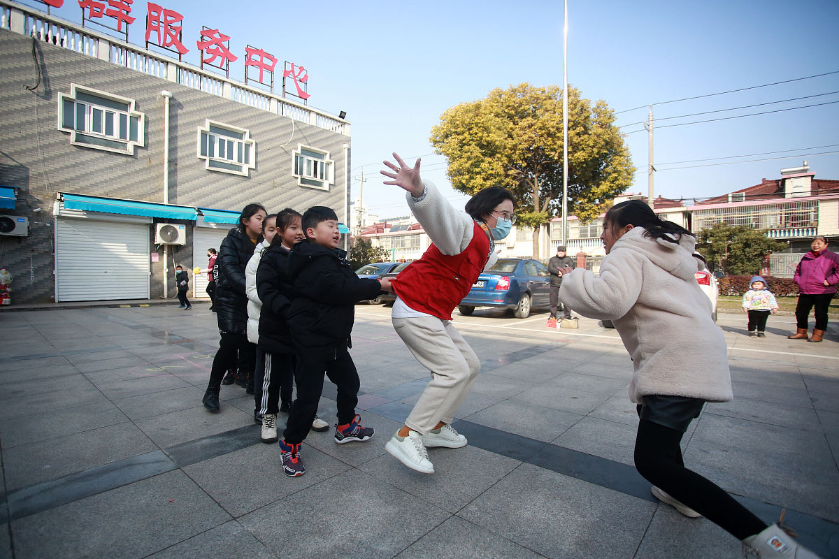 老鹰抓小鸡：一个关于珍惜和把握时机的民间故事