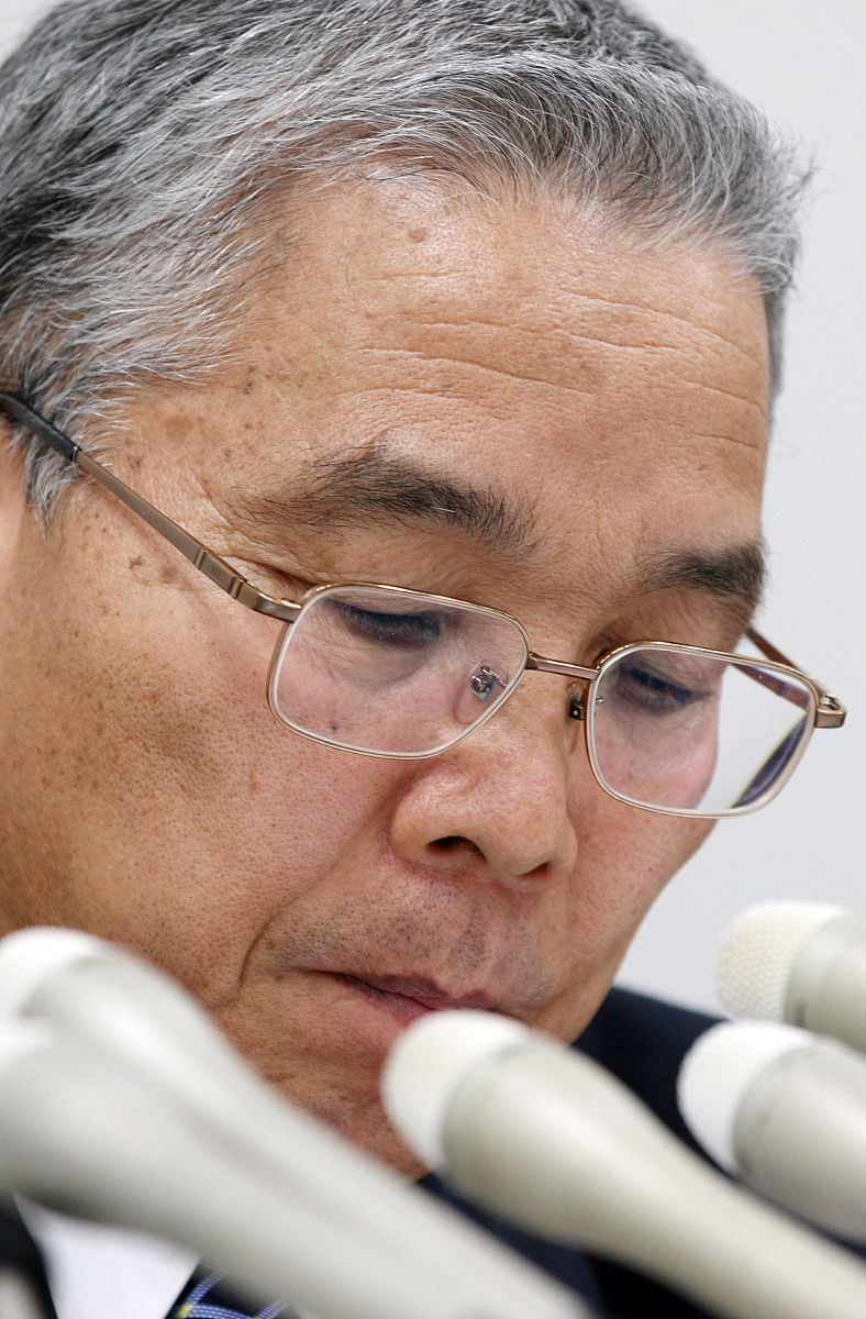 重写下面这篇文章措辞更改故事情节不变字数相近他的名字叫做坂本幸雄是日本芯片巨头级人物可以说他的一句话日本芯片行业就要抖三抖。 在过去日本高新技术产业属于世界一流水平更是世界芯片行业的领头羊例如我们熟知的东芝、三菱、富士通几个日本大品牌几乎手握全球一半以上的芯片市场。 而坂本幸雄借着日本芯片辉煌的光芒事业也是稳步上升。但是好景不长一向自大、什么事情都爱掺一脚的美国怎么可能就此放任日本芯片的发展呢？