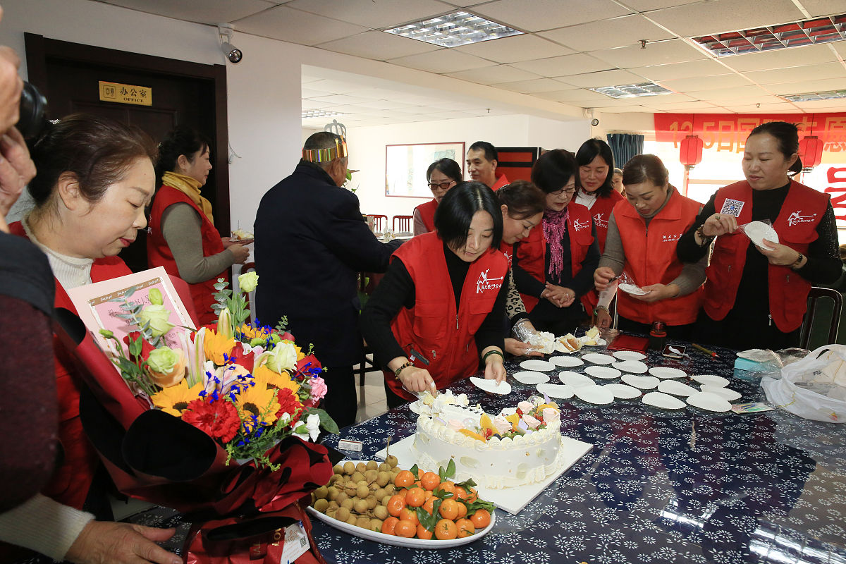 洪斌祝福女士生日诗歌，含'洪' '斌' '可' '月' 字