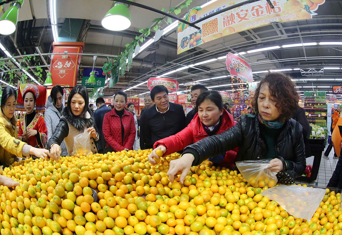 2016年01月16日,在浙江省杭州市联华超市<strong>华商</strong>店,市民们在选购"融安