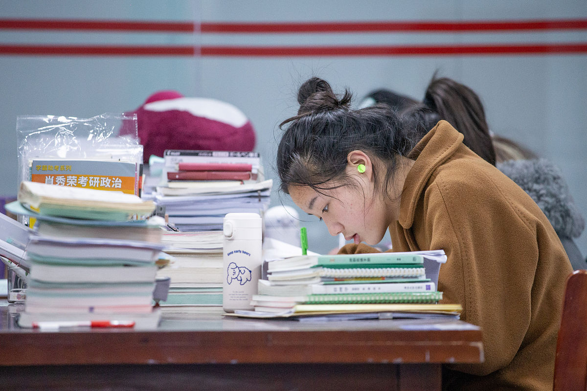 2021年12月15日,武汉,湖北商贸学院图书馆内,备战冲刺研究生考试的同