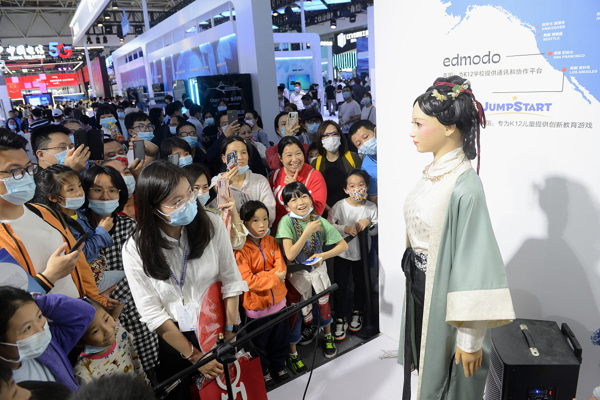 扮演女生角色，模拟真实对话，满足你的互动需求