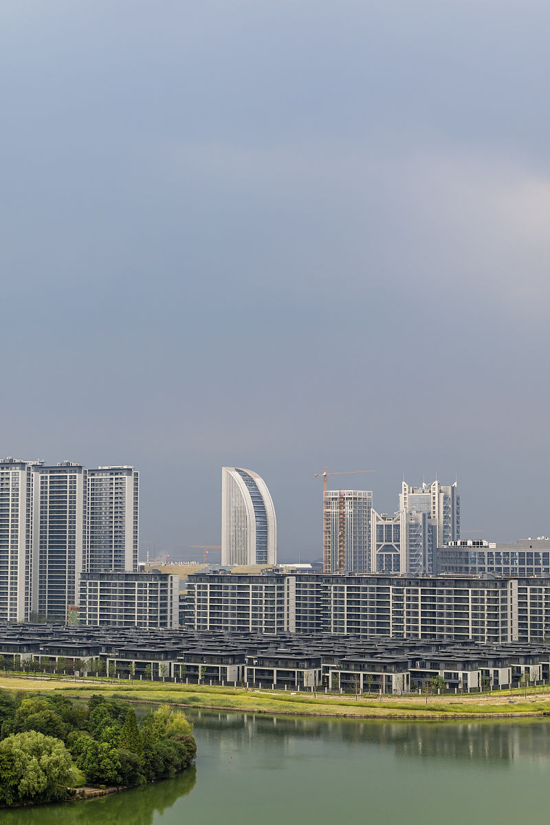 2021年9月2日,浙江绍兴迎来降雨天气,市民冒雨出行.