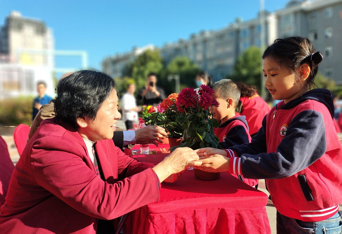 幼儿园重阳节短视频脚本：感动！老师和孩子温情演绎'慢慢长大，慢慢变老'
