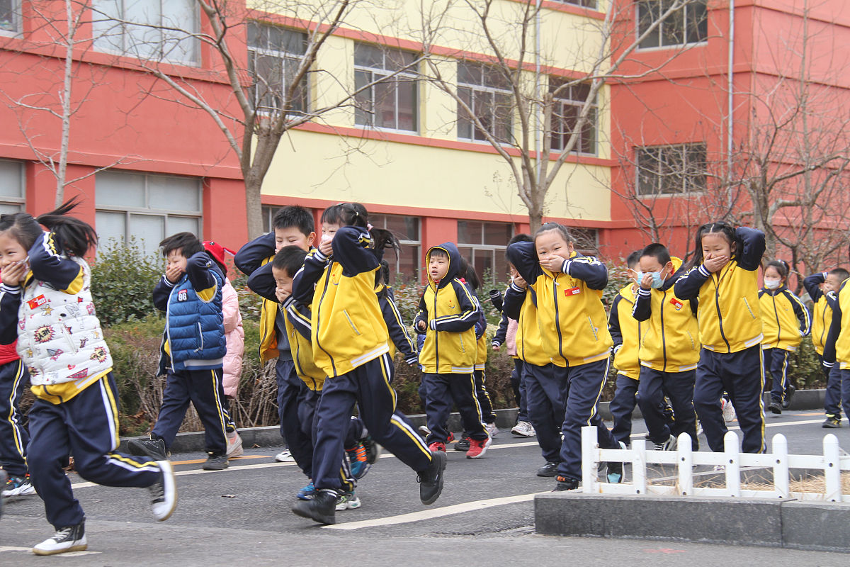 2022年2月28日,山东省威海市文登经济开发区小学举行消防疏散安全演练
