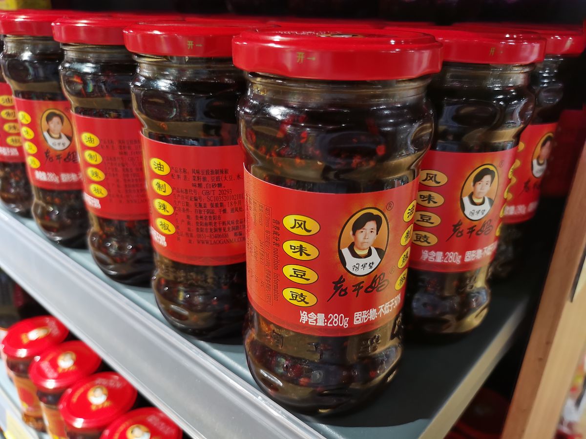 请画一幅关于老干妈的图