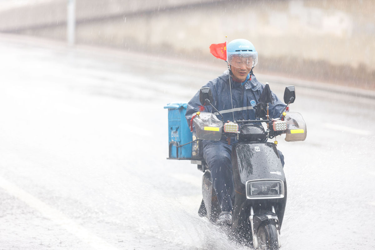 2021年7月29日,受台风"烟花"影响,天津迎来强降雨,部分路段出现积水,