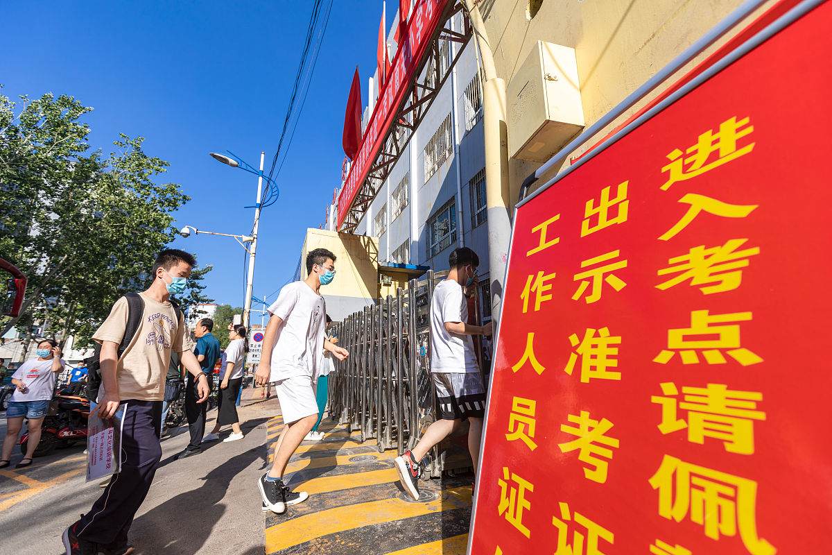 张雄飞男中共党员本科采矿工程专业现为高级职称矿工。他曾在吕梁名师高中、重庆大学、西山煤电文工团工作过目前在杜儿坪煤矿工作。他荣获过互联网营销师技能大赛视频创推员第一名并获得了多项荣誉包括2013年荣获CCTV《星光大道》月冠军、2018年荣登CCTV《中国乐坛》春节联欢晚会、2019年荣获山西十大网红、2022年荣获山西新媒体协会十大网红和抖音全网千万粉丝成就奖。请帮我把这些信息提炼成 几个大的信