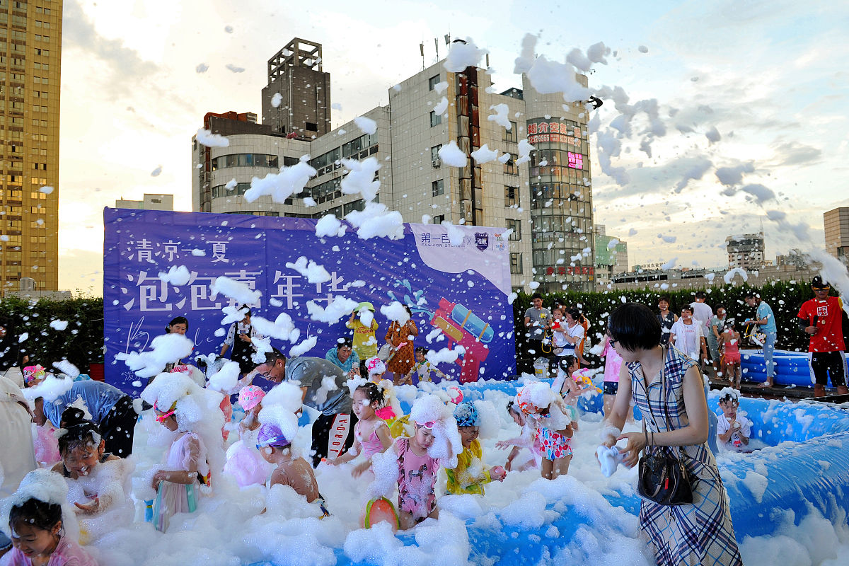 2019年8月3日,浙江金华,当天傍晚,在市西市街一百货商场七楼空中花园
