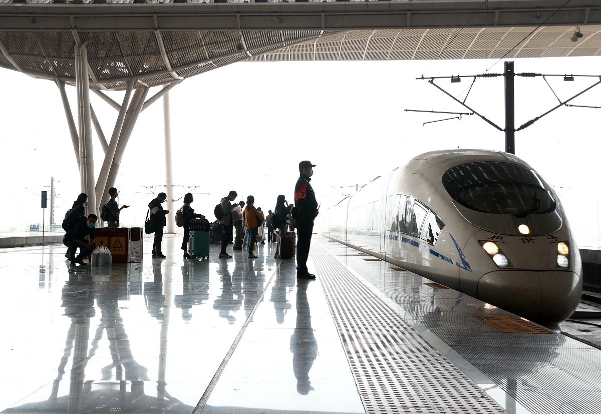 全国首例：25日起成灌快铁动车地铁同台换乘