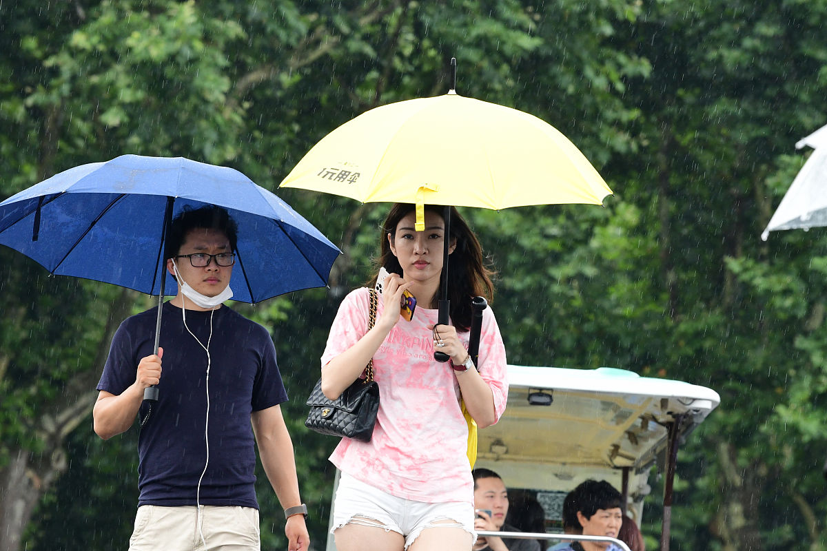 2021年6月10日,杭州,西湖景区时晴时雨,更增加了潮湿闷热的感觉.当日,