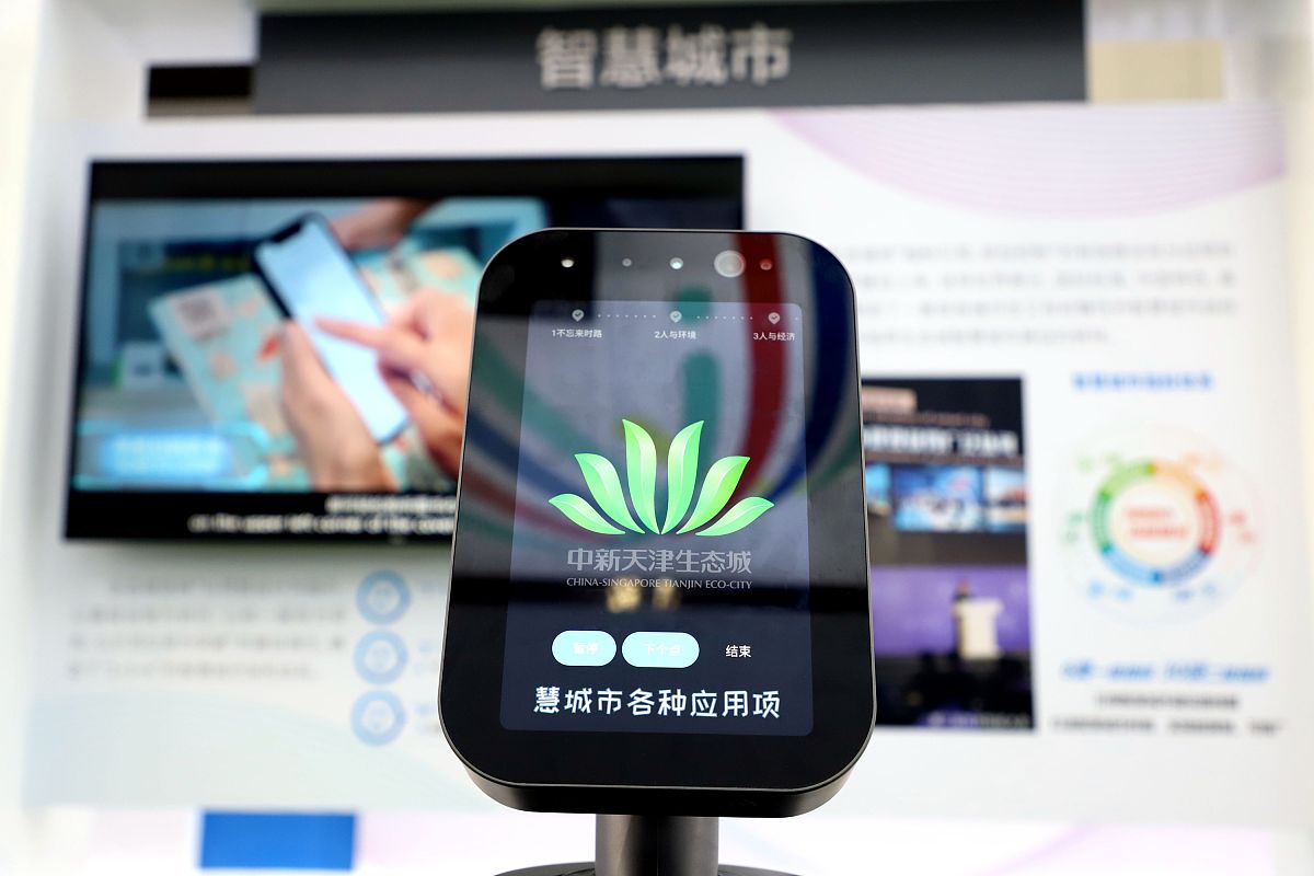 由上述图表分析：雨辰公司VCD市场占有率14在五家公司中处于不利地位市场优势较小公司VCD市场还在不断萎缩需要改进公司策略。综上各个图表雨辰公司在电脑、手机产品的市场占有率具有一定竞争优势而在VCD市场处于劣势地位对于这种情况公司应适当减少对于VCD市场投入必要时可放弃将资源集中到电脑和手机两个产品上不断提高市场占有率期望获得绝对优势。对于地区的安排雨辰公司产品主要销量在华东和华南地区由于华东和华