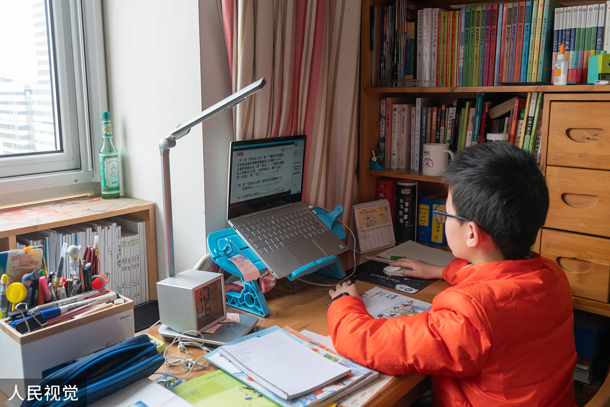 2020年3月3日,上海,孩子正与学校老师进行数学课的交流与互动.