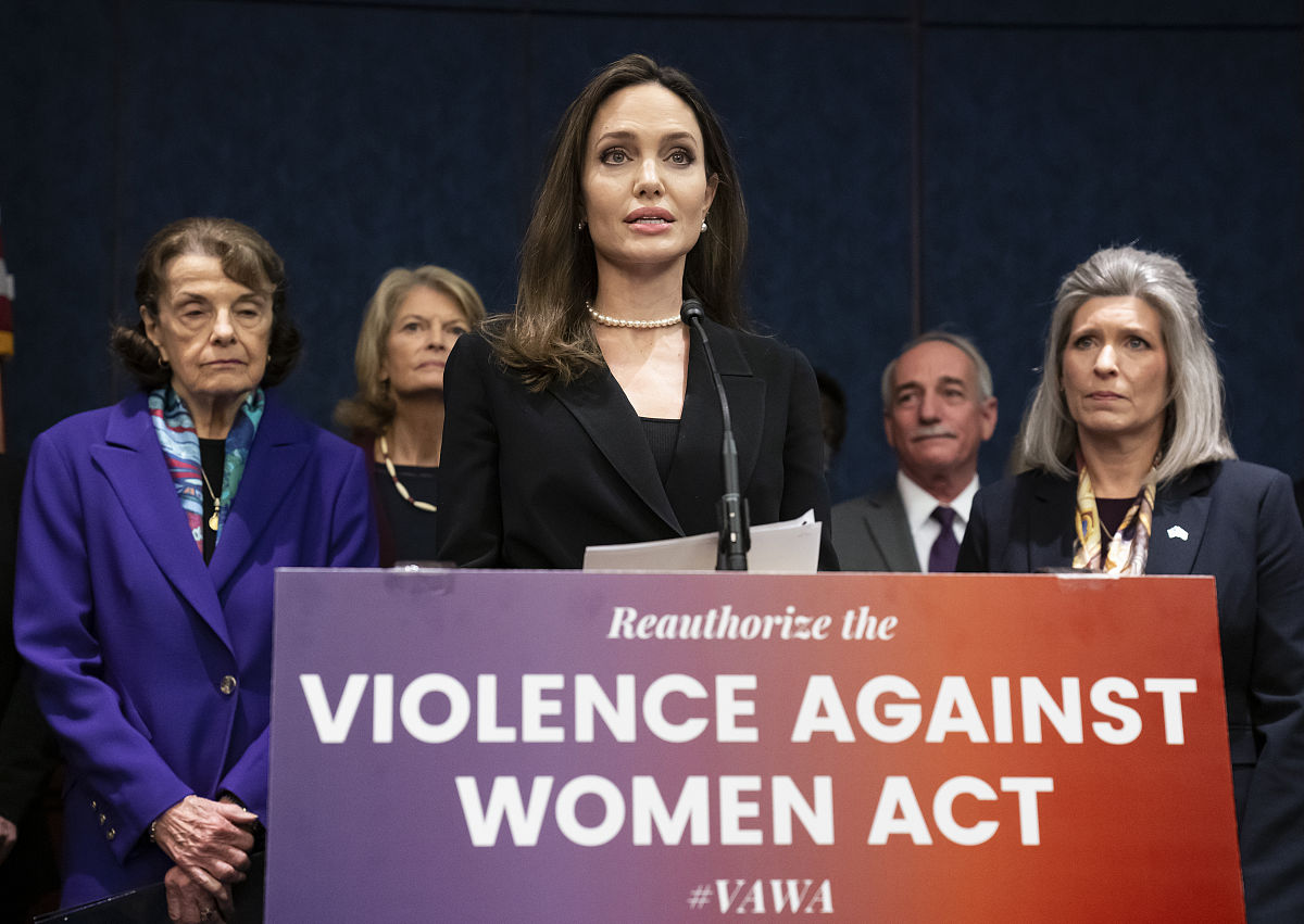女演员安吉丽娜·朱莉和一些美国两党参议员一起出席了一个<strong>新闻</strong>发布会