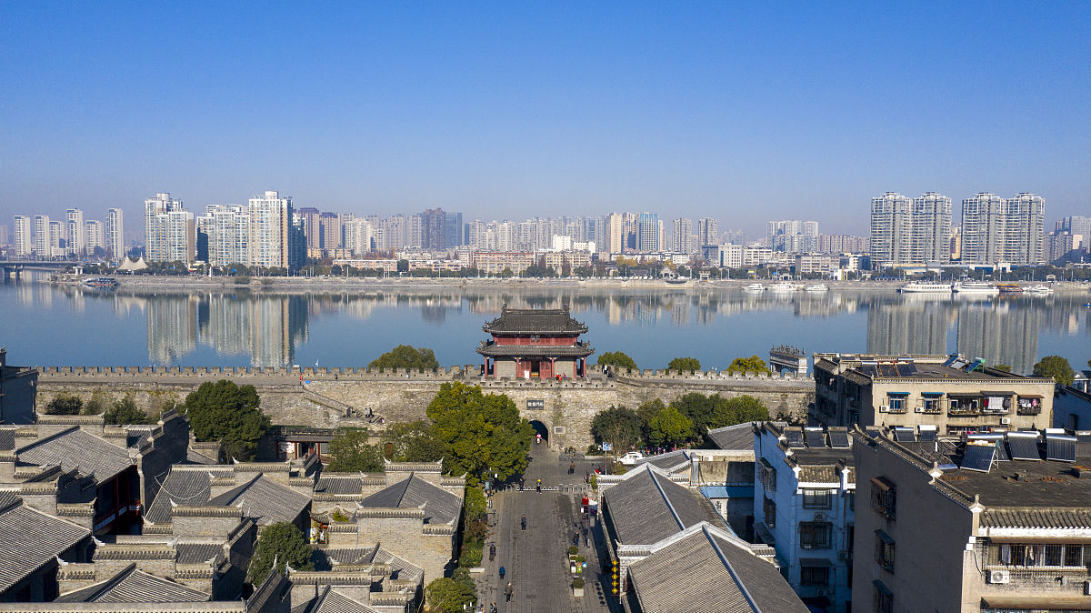 2021年12月3日,湖北,襄阳古城临汉门.
