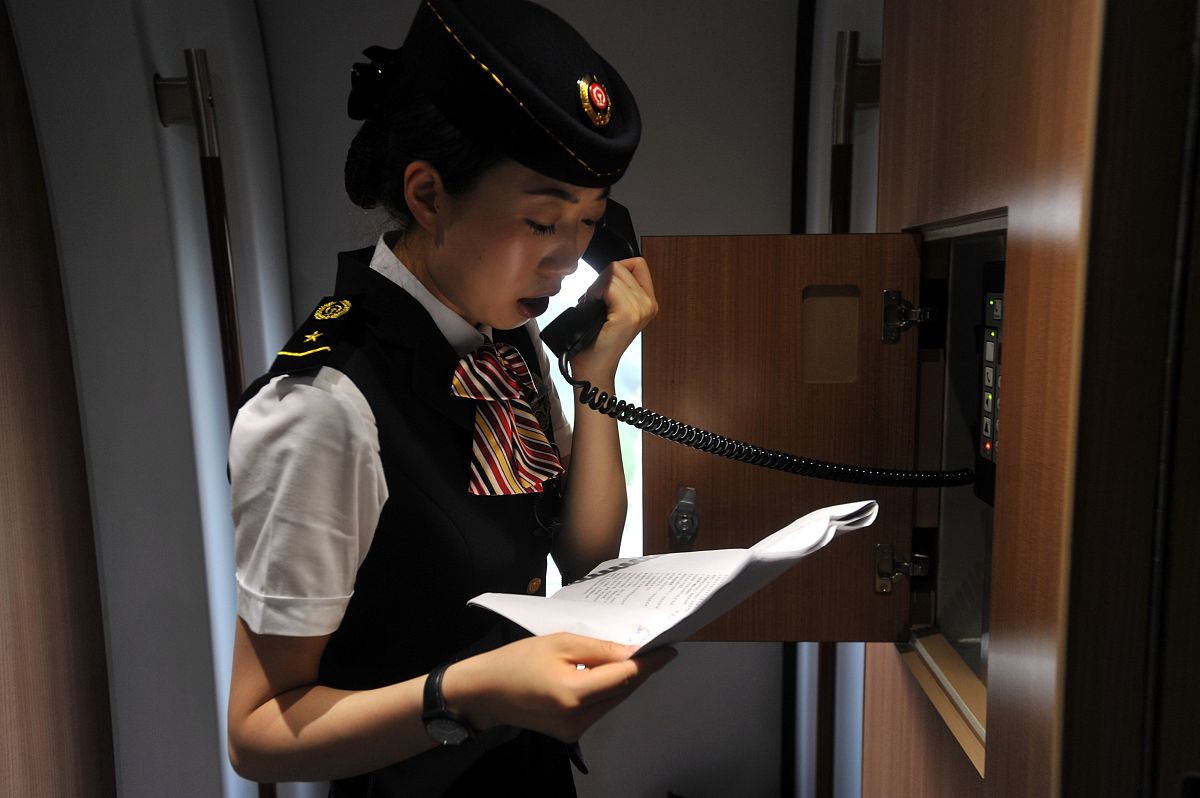 高铁乘务员主要是做什么工作的？