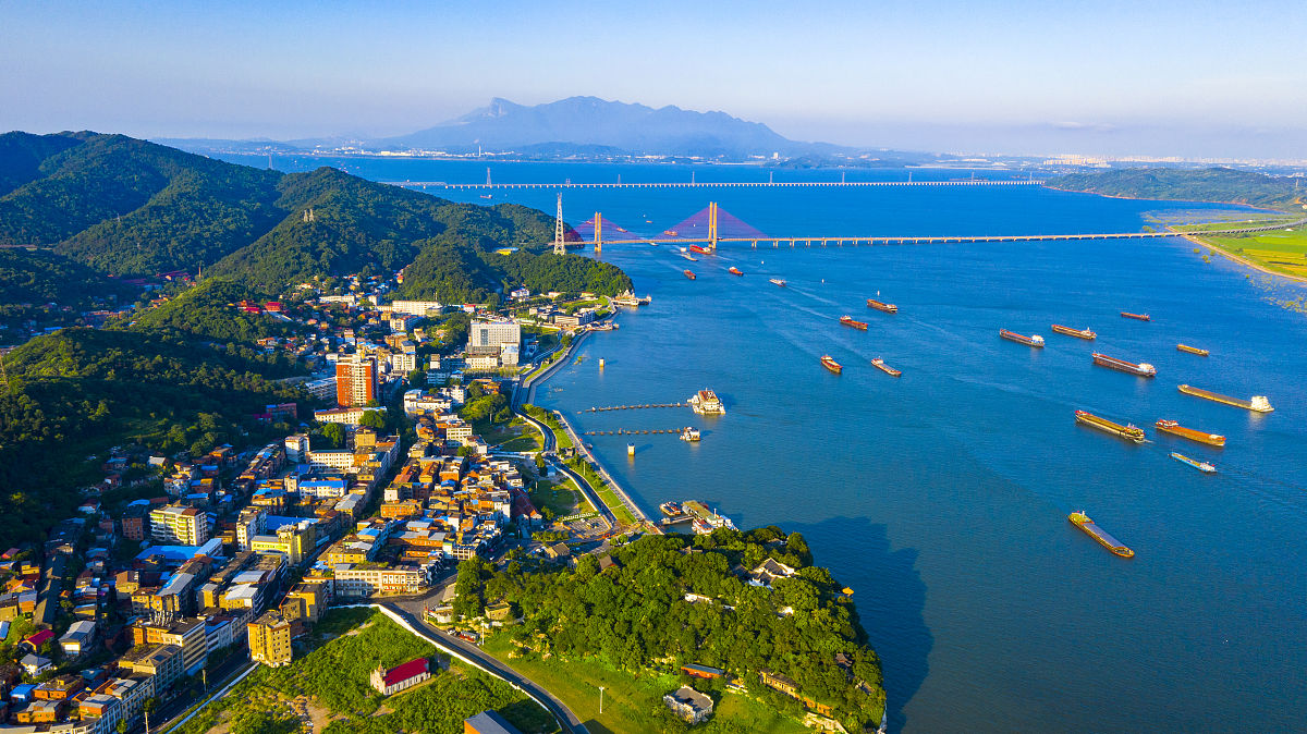 2020年8月16日,无人机拍摄江西省湖口县鄱阳湖和长江两岸,青山碧水,沿