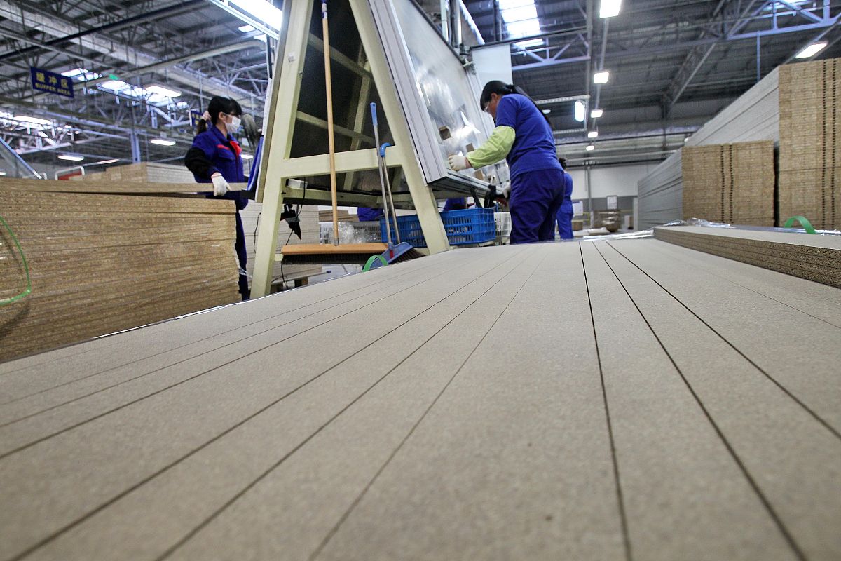 请帮我生成一套年产10000吨的PMMA板材的生产工厂的设计方案