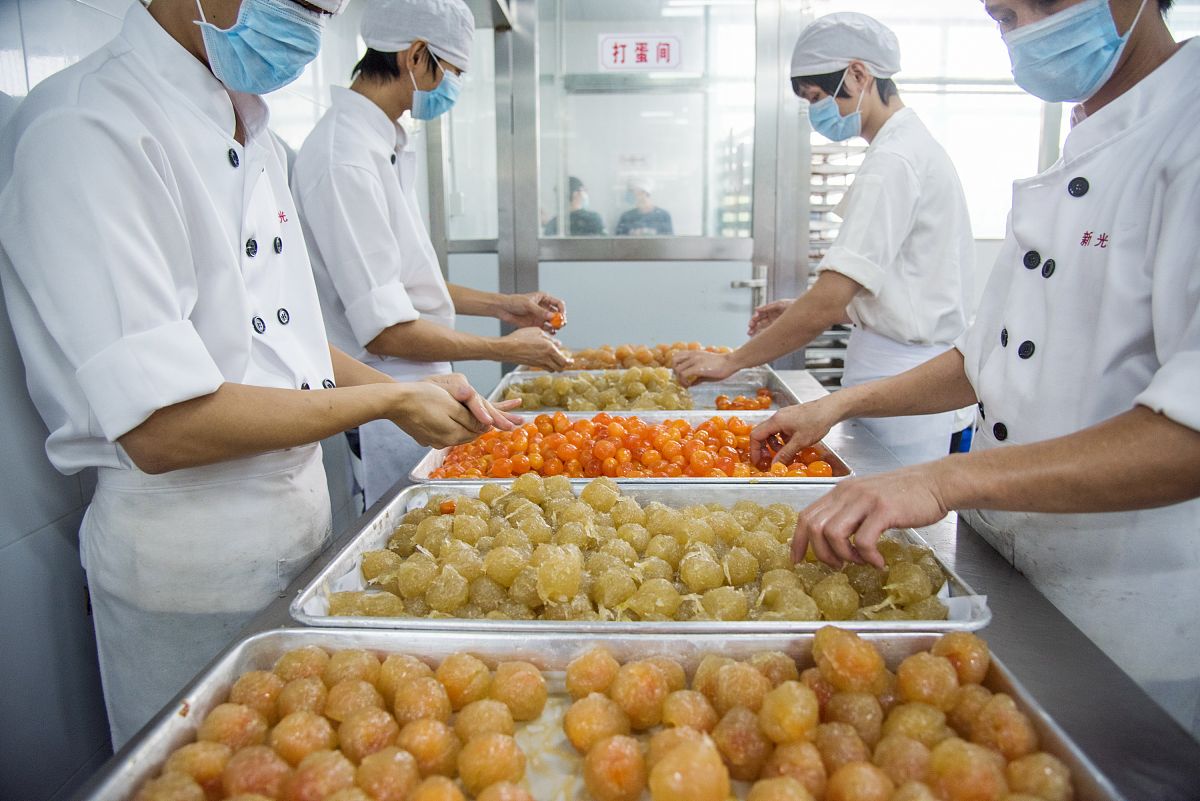 金果兴农团队携枇杷汁加工设备亮相榕江县城北新区体育馆，现场制作美味枇杷汁