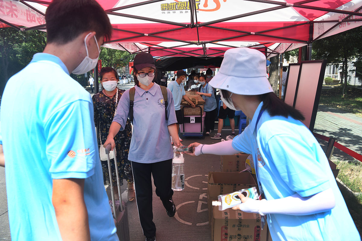 2021年9月13日,武汉,湖北中医药大学迎来2021级新生报到.在新生入学专