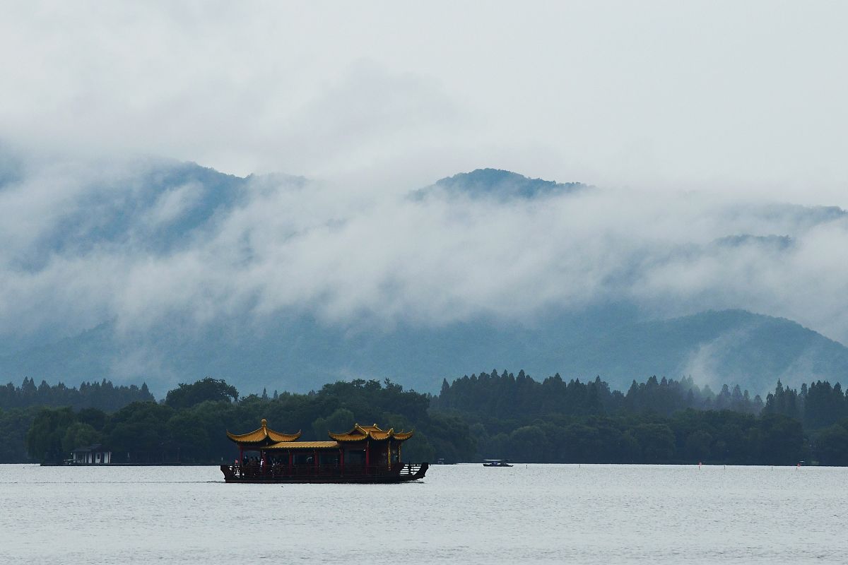 用唯美的意境形容高塔伫立有湖边小亭的摄影图片