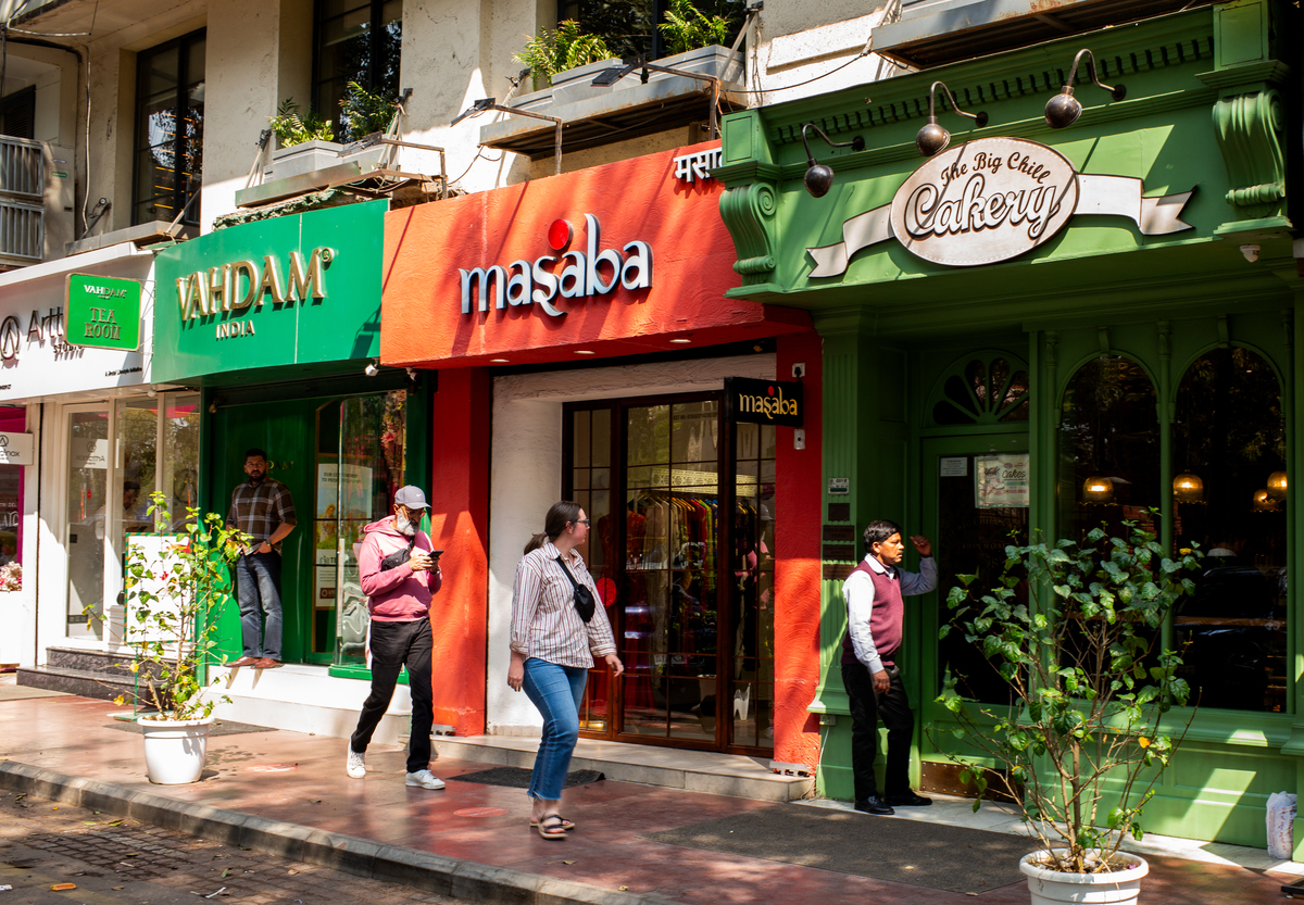 通过搜索资料或走访了解学校周边店铺的相关信息和资金开销整理300字左右的资料